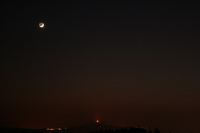 Mond mit Erdschein über der Burg Steinsberg