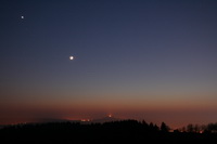 Venus,Mond und Jupiter am Abendhimmel ber der Burg Steinsberg