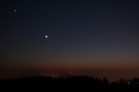 Venus,Mond und Jupiter am Abendhimmel über der Burg Steinsberg