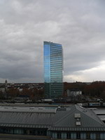 Hochhaus vor Wolken
