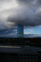 Hochhaus vor Wolken