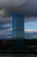 Hochhaus vor Wolken