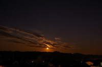 Mond mit Sternen über dem Steinsberg kurz vor Monduntergang