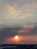 Sonnenuntergang durch die Wolken im Winter