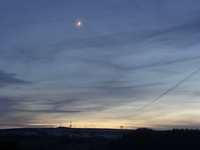 Mond hinter Schleierwolken im Winter