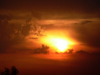 Sonnenuntergang durch Wolken