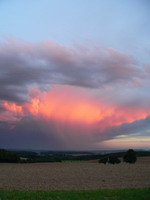 In der Abendsonne leuchtende Regenwolke