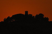 Steinsberg wird vom Mond von hinten rot angleuchtet.